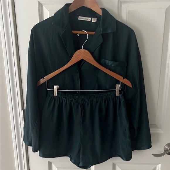 Victoria's Secret Other - VTG Victoria's Secret Emerald Green Silky Pajama Set Sz Small